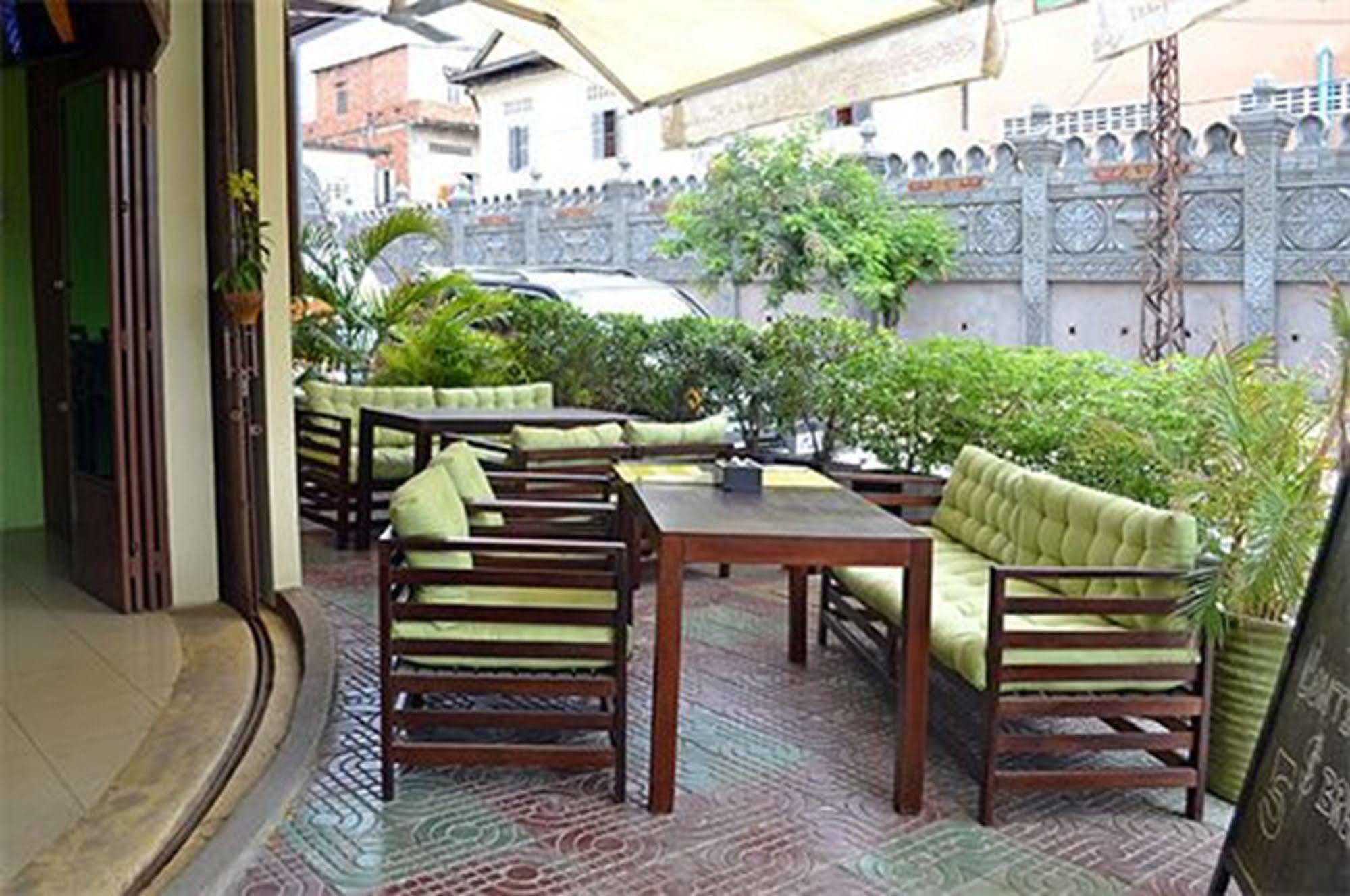 Cyclo Hotel-Bar-Restaurant Phnom Penh Exterior foto